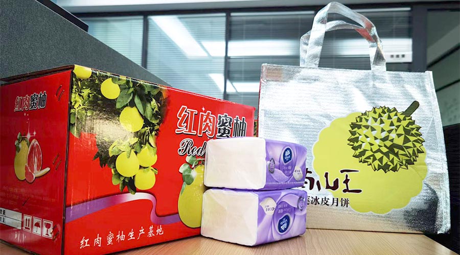 迎中秋 送關(guān)懷！金環(huán)電器給員工們派發(fā)中秋禮包