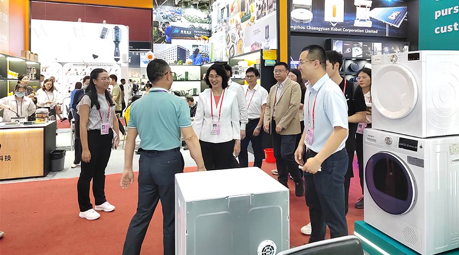 廣交會迎來大咖！江門市市長親臨金環(huán)電器展位參觀交流