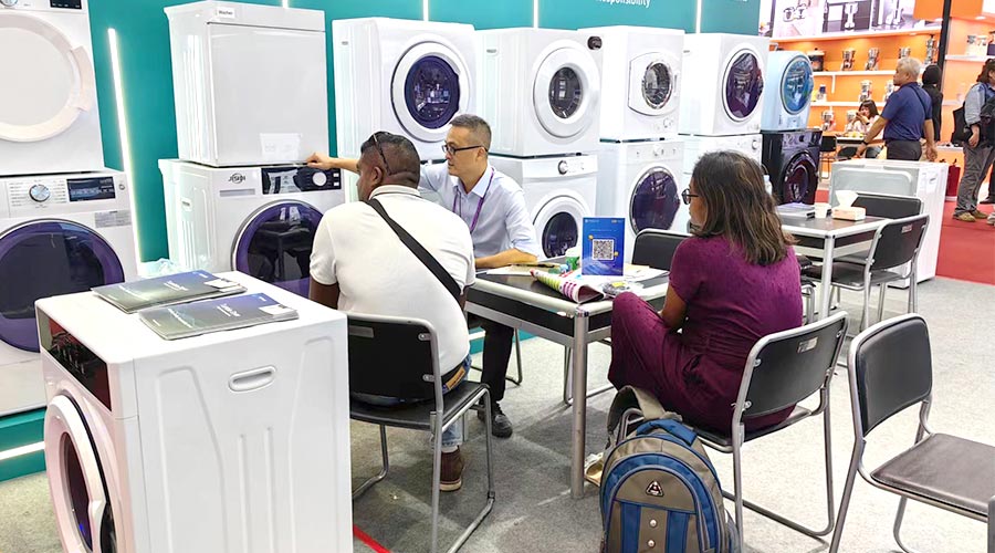 廣交會(huì)參展第一天！金環(huán)電器吸引國(guó)內(nèi)外客戶參觀交流