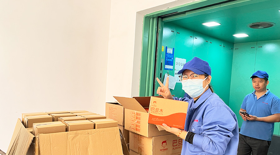 喜笑顏開！三八婦女節(jié)  金環(huán)電器發(fā)放禮品暖人心