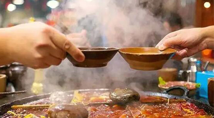 冬天火鍋團建引來一身火鍋味  衣物烘干機化解職場尷尬！